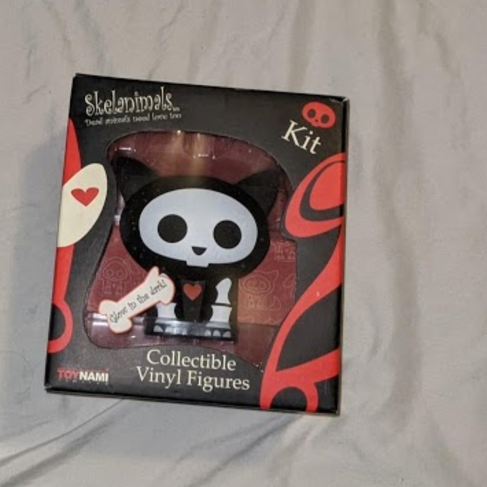Skelanimals Kit collectible figure Hot topic Y2k